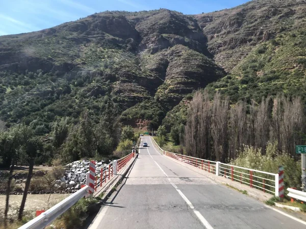 Landskap av berg och valleyin Santiago Chile — Stockfoto