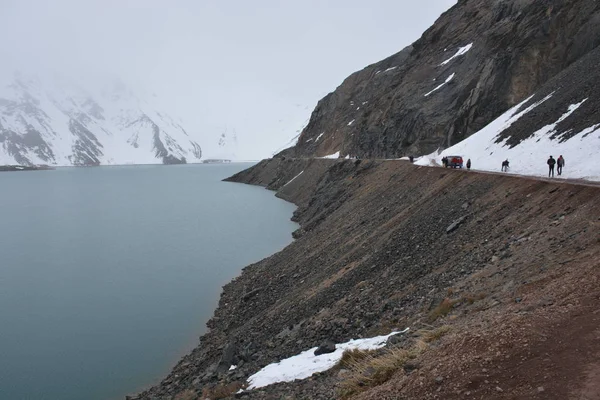 山と湖、雪とサンティアゴ チリの自然の風景 — ストック写真