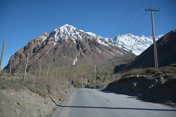 Paesaggio di montagne e valle a Santiago del Cile — Foto Stock