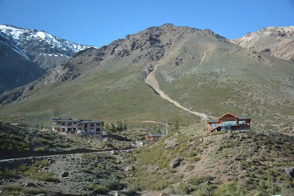 Paesaggio di montagne e valle a Santiago del Cile — Foto Stock