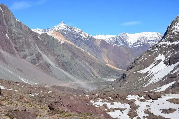 Peyzaj dağlar, Vadisi, kar ve Şili volkan