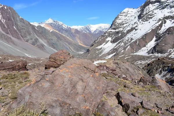 Paisaje de montañas, valle, nieve y volcán en Chile — Foto de Stock