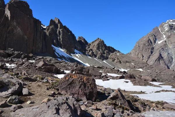 Paisaje de montañas, valle, nieve y volcán en Chile — Foto de Stock