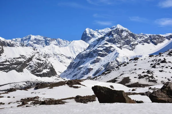 景观的山、 谷、 雪和在智利火山 — 图库照片