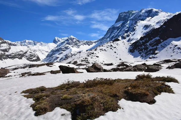 Paisagem de montanhas, vale, neve e vulcão no Chile — Fotografia de Stock