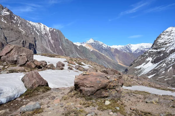 景观的山、 谷、 雪和在智利火山 — 图库照片
