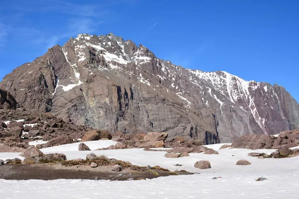 山、渓谷、雪とチリの火山の風景 — ストック写真