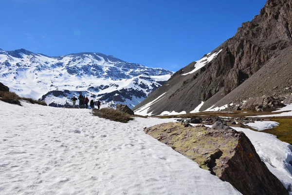Paisagem de montanhas, vale, neve e vulcão no Chile — Fotografia de Stock