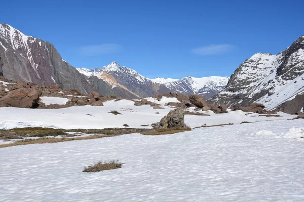 Paesaggio di montagne, valle, neve e vulcano in Cile — Foto Stock