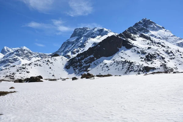 Τοπίο στα βουνά, κοιλάδα, χιόνι και ηφαίστειο στη Χιλή — Φωτογραφία Αρχείου