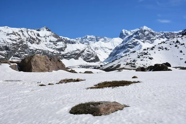 Τοπίο στα βουνά, κοιλάδα, χιόνι και ηφαίστειο στη Χιλή — Φωτογραφία Αρχείου