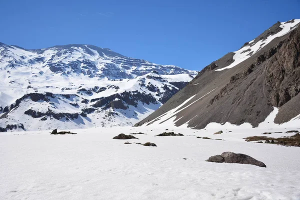 Peyzaj dağlar, Vadisi, kar ve Şili volkan — Stok fotoğraf