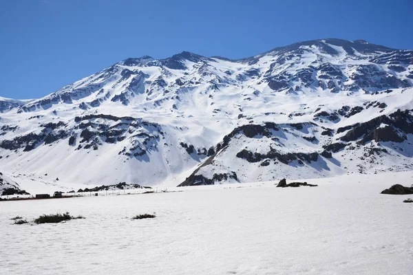 Landskap av berg, dalen, snö och vulkan i Chile — Stockfoto