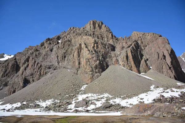 Paisaje de montañas, valle, nieve y volcán en Chile — Foto de Stock