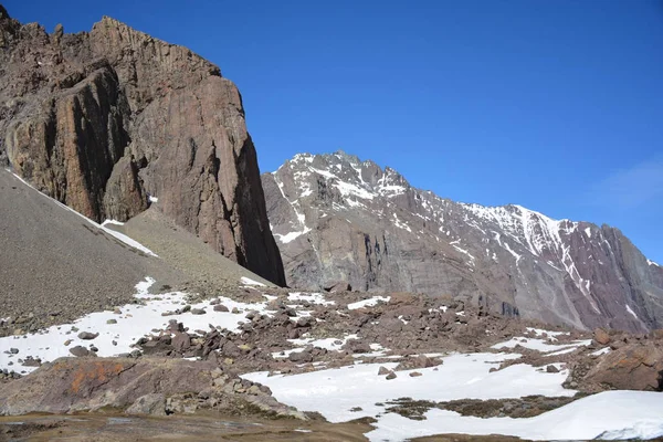 山、渓谷、雪とチリの火山の風景 — ストック写真