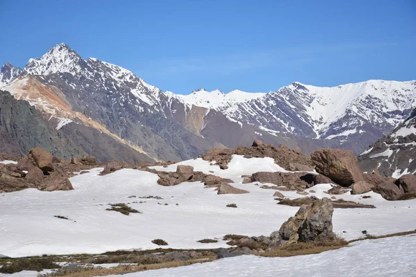 Landskap av berg, dalen, snö och vulkan i Chile — Stockfoto