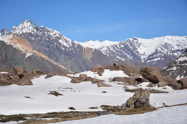 山、渓谷、雪とチリの火山の風景 — ストック写真