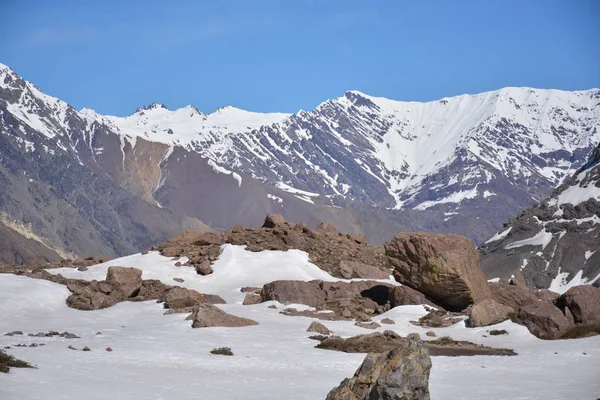Paisaje de montañas, valle, nieve y volcán en Chile — Foto de Stock