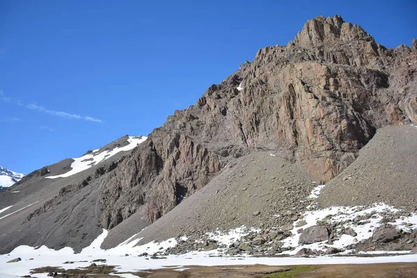 Paisagem de montanhas, vale, neve e vulcão no Chile — Fotografia de Stock