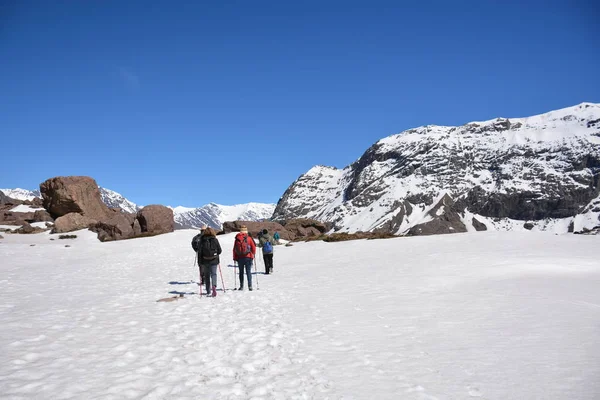 Landschap van bergen, vallei, sneeuw en vulkaan in Chili — Stockfoto