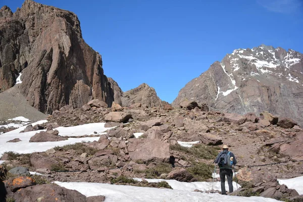 Paisaje de montañas, valle, nieve y volcán en Chile — Foto de Stock