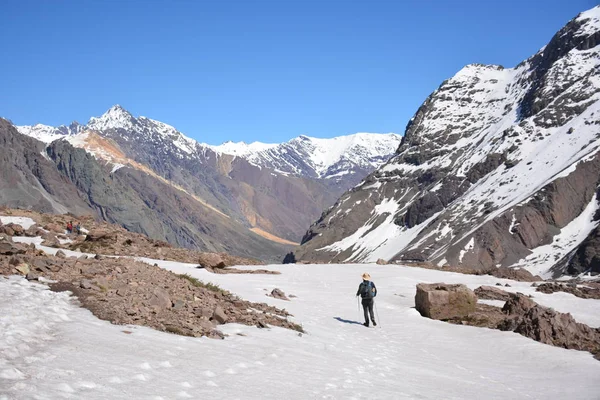 Landschaft aus Bergen, Tälern, Schnee und Vulkan in Chile — Stockfoto