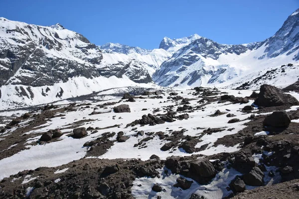 Landskap av berg, dalen, snö och vulkan i Chile — Stockfoto