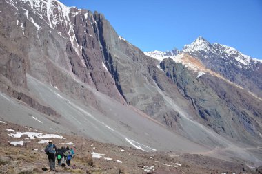 Peyzaj dağlar, Vadisi, kar ve Şili volkan