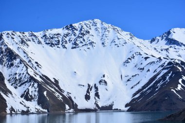 lagün, dağlar ve Şili kar manzara