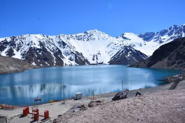 lagün, dağlar ve Şili kar manzara
