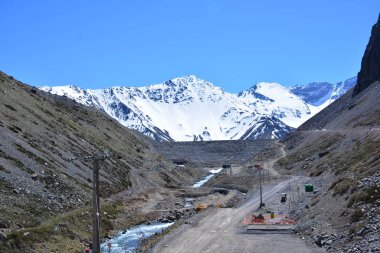 Nehir, dağ ve vadi http://www.Voices.no/mainissues/mi40008000288.php Şili