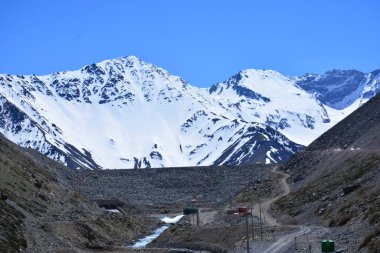 Nehir, dağ ve vadi http://www.Voices.no/mainissues/mi40008000288.php Şili