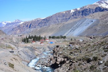 Nehir, dağ ve vadi http://www.Voices.no/mainissues/mi40008000288.php Şili