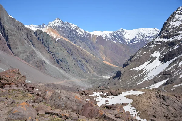 Paesaggio di montagne, valle, neve e vulcano in Cile — Foto Stock