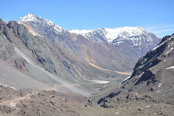 Τοπίο στα βουνά, χιόνι και κοιλάδα στο Σαντιάγο Χιλή — Φωτογραφία Αρχείου