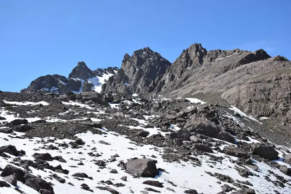 山、雪とサンティアゴ チリの渓谷の風景 — ストック写真