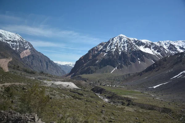 Táj-hegység, a hó és a völgy a Chilei Santiago — Stock Fotó