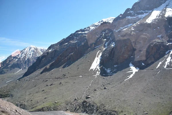 Krajina, hory, sníh a údolí v Santiago Chile — Stock fotografie