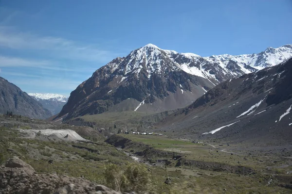 Krajina, hory, sníh a údolí v Santiago Chile — Stock fotografie