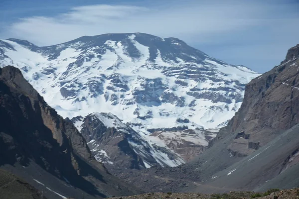 Táj-hegység, a hó és a völgy a Chilei Santiago — Stock Fotó