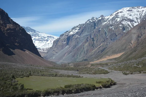 Paisaje de montañas, nieve y valle en Santiago Chile — Foto de Stock