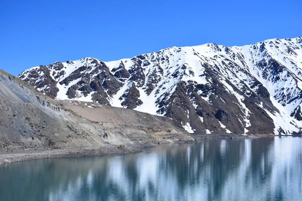 Lagün, dağlar ve Şili kar manzara — Stok fotoğraf