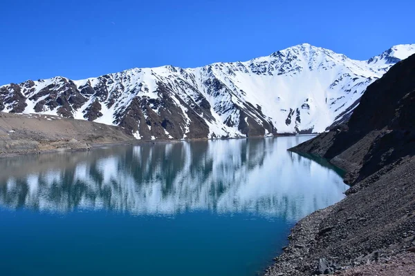 Landschap van lagune, bergen en sneeuw in Chili — Stockfoto