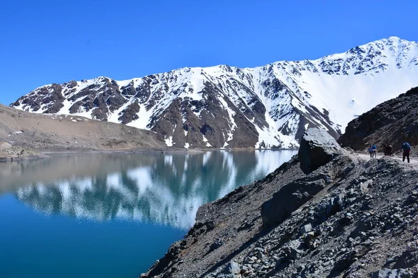 Paisagem de lagoa, montanhas e neve no Chile — Fotografia de Stock