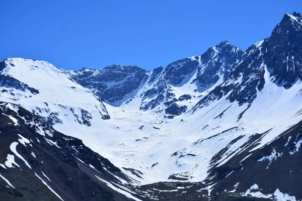 Τοπίο στα βουνά, χιόνι και κοιλάδα στο Σαντιάγο Χιλή — Φωτογραφία Αρχείου
