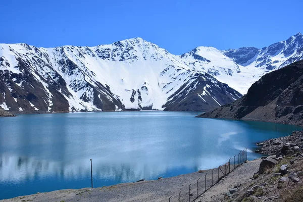 Landskap av lagunen, berg och snö i Chile — Stockfoto