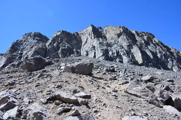 山、雪とサンティアゴ チリの渓谷の風景 — ストック写真