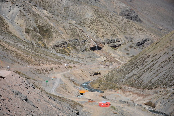 Река, горы и долина в Сантьяго Чили
