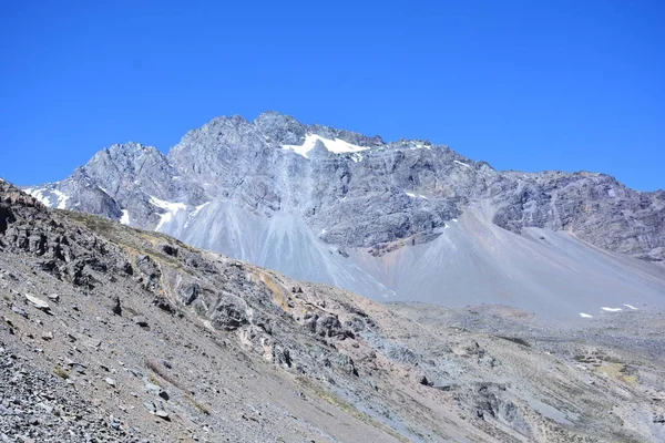 Paisagem de montanhas, neve e vale em Santiago Chile — Fotografia de Stock