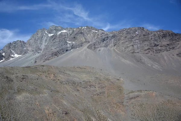 Paisaje de montañas, nieve y valle en Santiago Chile — Foto de Stock